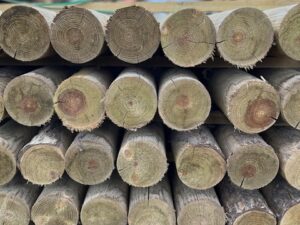 Poteaux en bois tourné